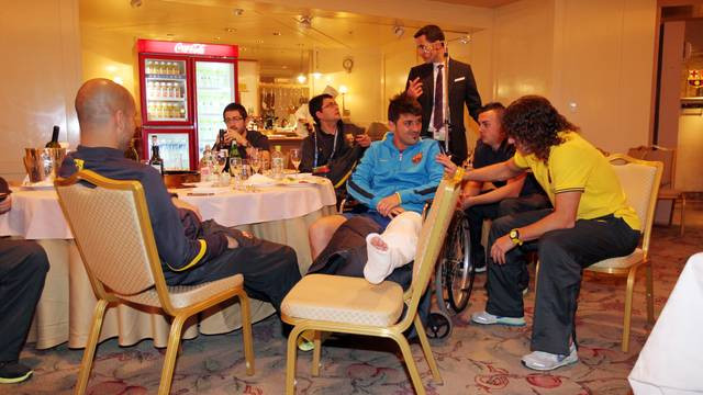 Trung vệ đội trưởng Puyol cũng đến chia sẻ với đồng đội Trung vệ đội trưởng Puyol cũng đến chia sẻ với đồng đội