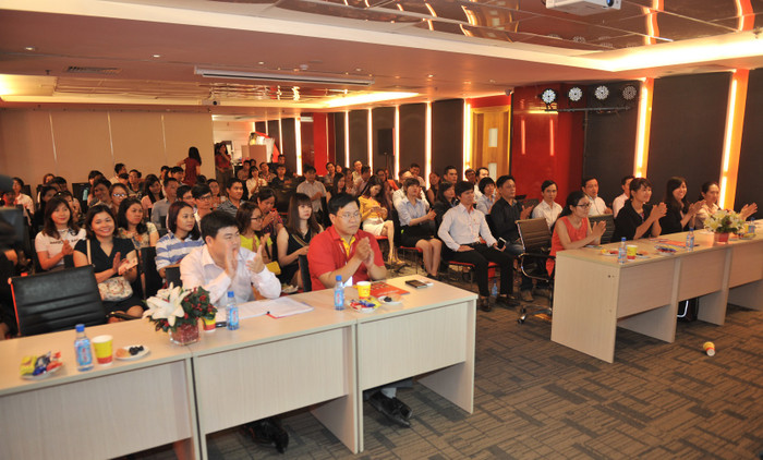 Lễ quay thưởng Chương trình siêu khuyến mại “Vui tiệc cổ tích – Cùng đón bất ngờ&quot; có sự tham gia của lãnh đạo Hãng hàng không Vietjet và đông đảo hành khách.