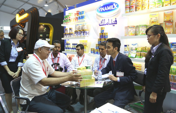 Ông Võ Trung Hiếu - Giám đốc Kinh Doanh Quốc tế Vinamilk thảo luận với các đối tác về hợp đồng xuất khẩu sang thị trường Trung Đông. Ông Võ Trung Hiếu - Giám đốc Kinh Doanh Quốc tế Vinamilk thảo luận với các đối tác về hợp đồng xuất khẩu sang thị trường Trung Đông.