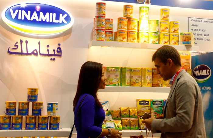 Đại diện Vinamilk trao đổi với đối tác về các sản phẩm mới của công ty tại hội chợ Gulfood. Đại diện Vinamilk trao đổi với đối tác về các sản phẩm mới của công ty tại hội chợ Gulfood.