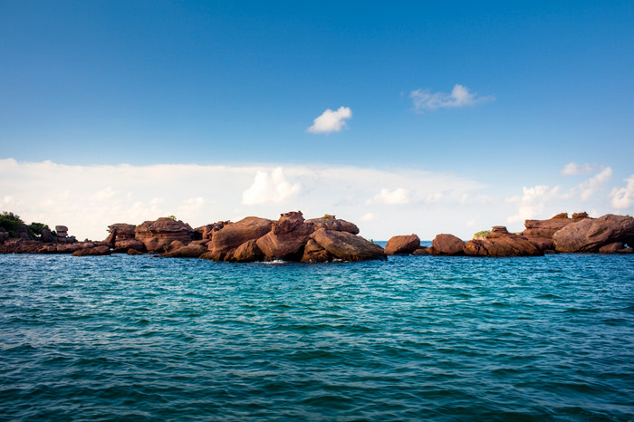 Nằm giữa Vịnh Thái Lan và biển Đông, Mũi Ông Đội có địa hình độc đáo hai mặt giáp biển.