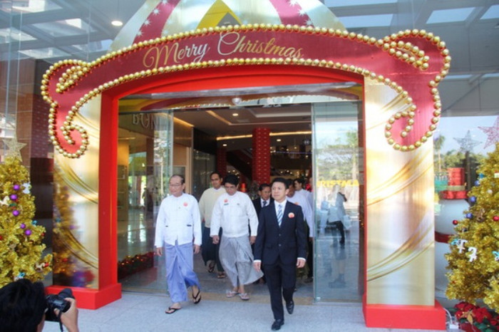 Đón tiếp đại biểu tham dự lễ khai trương.