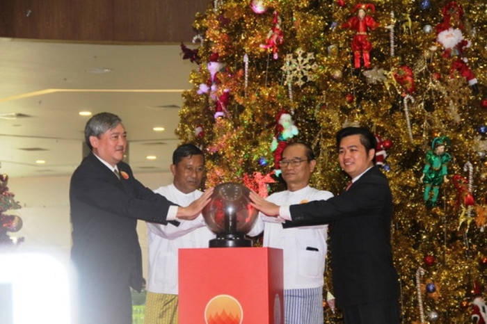 Nhấn nút khai trương Trung tâm thương mại Myanmar Plaza.