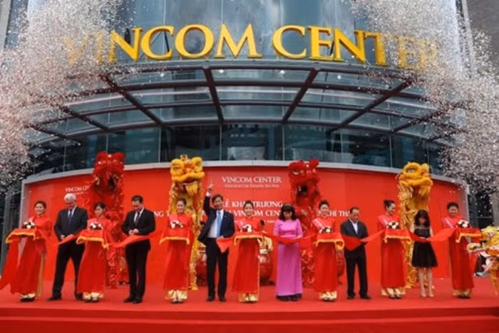 Ngoài bất động sản, điểm tựa Vingroup là thương hiệu bán lẻ cao cấp Vincom.