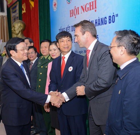 Chủ tịch nước Trương Tấn Sang trao thu khen tặng cho Công ty FrieslandCampina Việt Nam (Hình ảnh Chủ tịch nước Trương Tấn Sang bắt tay chúc mừng ông Arnoud van den Berg - Tổng giám đốc Công ty FrieslandCampina Việt Nam)