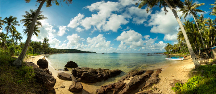 Hạt cát ở đây có độ lắng và mịn tới mức, cho dù đặt chân lên nhưng cát vẫn im lìm chìm xuống, không làm nước bị vẩn đục. Đây là điểm đặc biệt nhất, hiếm có nơi nào có được bãi cát trắng đặc thù như vậy. Với vẻ độc đáo rất riêng, bãi Khem là địa danh không nên bỏ lỡ khi du khách tới thăm Phú Quốc.