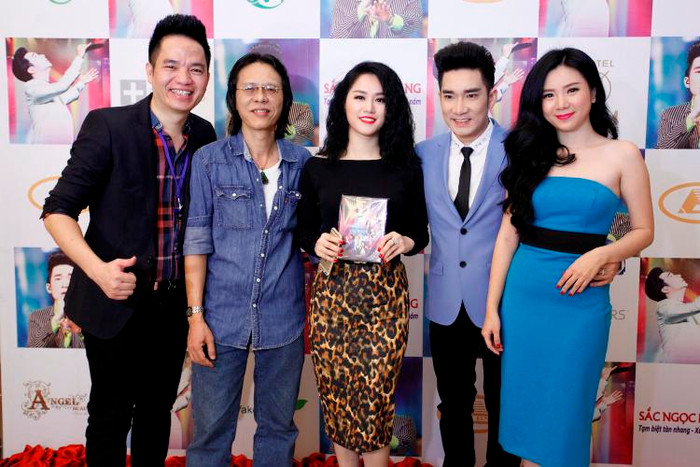 Ca sĩ Quang Hà luôn có rất nhiều bạn bè hỗ trợ sau lưng anh. Ca sĩ Quang Hà luôn có rất nhiều bạn bè hỗ trợ sau lưng anh.