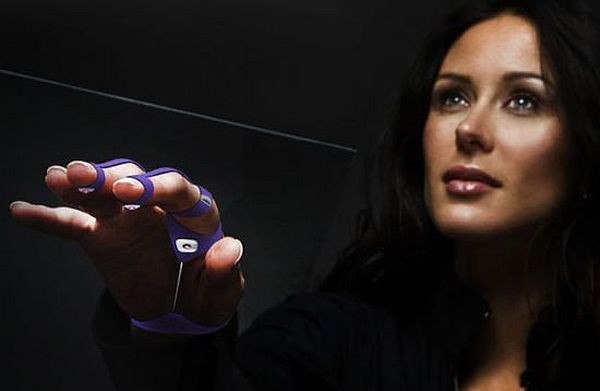 1. Chuột găng tay AirMouse Món đồ công nghệ này chính là chú chuột máy tính đeo tay mang tên “Airmouse”, được thiết kế bởi Deanmark. Mặc dù là chuột máy tính song “Airmouse” lại mang hình dáng của một chiếc găng tay thời trang. Điều này không chỉ mang đến sự thuận tiện cho người sử dụng mà còn tạo khả năng hoạt động hiệu quả hơn so với những sản phẩm chuột máy tính thông thường. Về mặt cấu tạo, “Airmouse” gồm hai nút điều chỉnh chuột trái và phải được đặt trong lòng bàn tay, la-de điều khiển con trỏ cùng với pin sạc đơn có khả năng dự trữ trong vòng một tuần. Ngoài ra, mẫu thiết kế phong cách này cũng được đánh giá là tốt hơn so với việc sử dụng màn cảm ứng hay các thiết bị Bluetooth khác vì sử dụng giao diện thông qua con người. 1. Chuột găng tay AirMouse Món đồ công nghệ này chính là chú chuột máy tính đeo tay mang tên “Airmouse”, được thiết kế bởi Deanmark. Mặc dù là chuột máy tính song “Airmouse” lại mang hình dáng của một chiếc găng tay thời trang. Điều này không chỉ mang đến sự thuận tiện cho người sử dụng mà còn tạo khả năng hoạt động hiệu quả hơn so với những sản phẩm chuột máy tính thông thường. Về mặt cấu tạo, “Airmouse” gồm hai nút điều chỉnh chuột trái và phải được đặt trong lòng bàn tay, la-de điều khiển con trỏ cùng với pin sạc đơn có khả năng dự trữ trong vòng một tuần. Ngoài ra, mẫu thiết kế phong cách này cũng được đánh giá là tốt hơn so với việc sử dụng màn cảm ứng hay các thiết bị Bluetooth khác vì sử dụng giao diện thông qua con người.