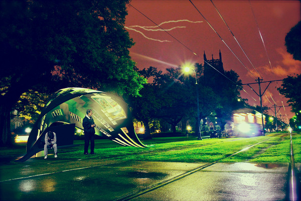 Trạm xe bus sử dụng nguồn năng lượng mặt trời đã được chuyển hóa để chiếu sáng về đêm Trạm xe bus sử dụng nguồn năng lượng mặt trời đã được chuyển hóa để chiếu sáng về đêm