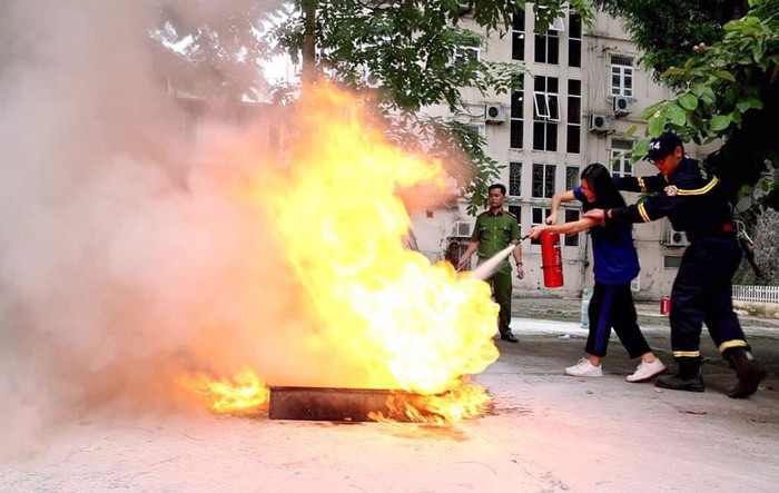 Học sinh được trang bị kiến thức, kỹ năng về phòng cháy chữa cháy. Nguồn: Báo Hà Nội mới Học sinh được trang bị kiến thức, kỹ năng về phòng cháy chữa cháy. Nguồn: Báo Hà Nội mới
