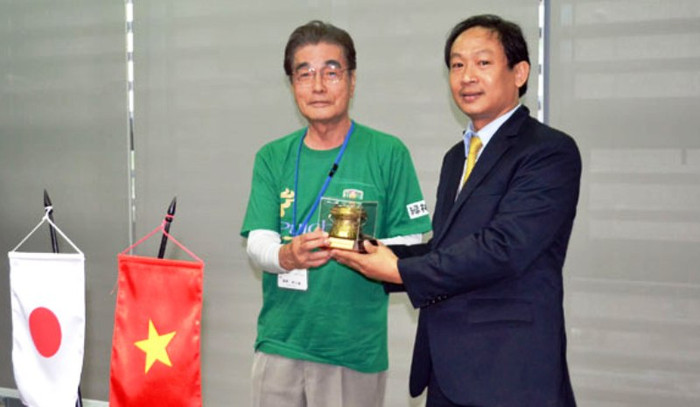 Ông Mai Đăng Hiếu (bìa phải), nguyên Phó giám đốc sở Ngoại vụ Đà Nẵng bị kỷ luật cảnh cáo. Ảnh: Báo Đà Nẵng