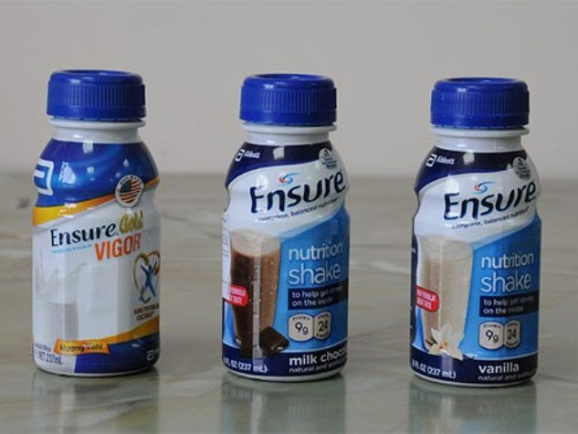 Từ trái sang: Sữa Ensure của Công ty 3A giá bán 53.000 đồng/chai; của Công ty Song Nam giá bán 35.000 đồng/chai; hàng nhập lậu bán 32.000 đồng/chai (ảnh NLĐ) Từ trái sang: Sữa Ensure của Công ty 3A giá bán 53.000 đồng/chai; của Công ty Song Nam giá bán 35.000 đồng/chai; hàng nhập lậu bán 32.000 đồng/chai (ảnh NLĐ)