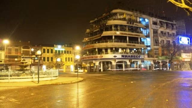 Quảng Trường Đông Kinh Nghĩa Thục, ban ngày tấp nập dòng người qua lại, đêm đến đìu hiu, vắng vẻ.