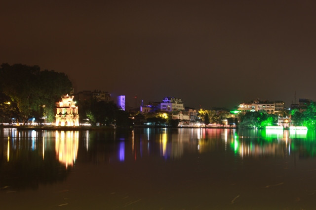 Tháp Rùa rực rỡ trong ánh điện vành lung linh.