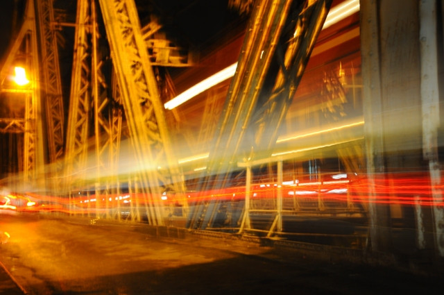 Chuyến tàu muộn qua cầu Long Biên.