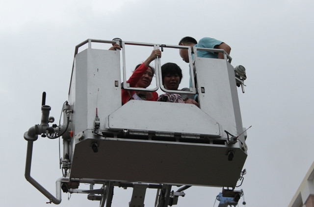 . Những người dân đầu tiên đang được đưa xuống. . Những người dân đầu tiên đang được đưa xuống.