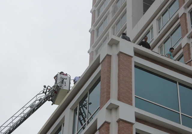 Từng nhóm người một đưa đưa xuống an toàn Từng nhóm người một đưa đưa xuống an toàn