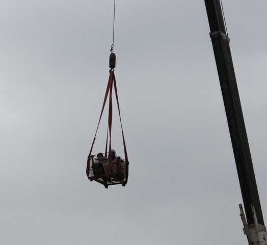 . Cả xe cẩu cũng được huy động để giải cứu. . Cả xe cẩu cũng được huy động để giải cứu.