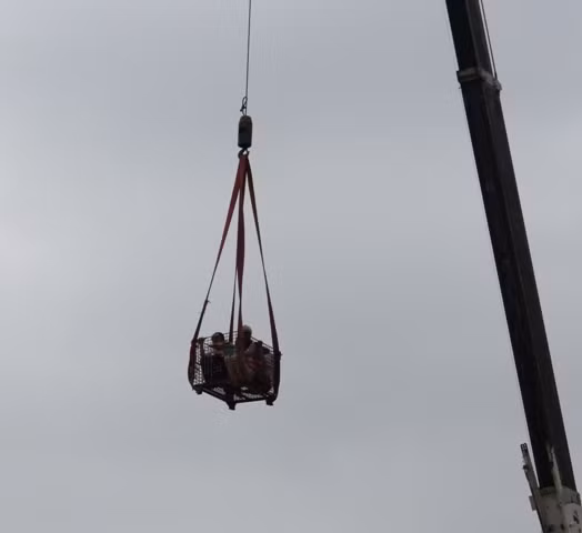 . Cả xe cẩu cũng được huy động để giải cứu. . Cả xe cẩu cũng được huy động để giải cứu.