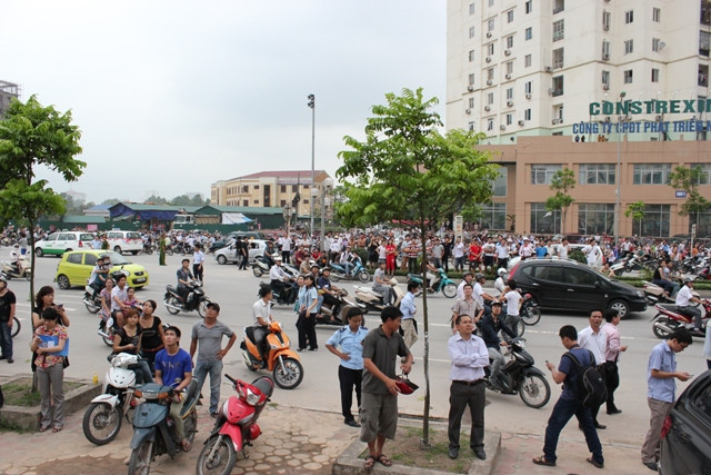 Rất đông người dân đang chứng kiến sự việc Rất đông người dân đang chứng kiến sự việc