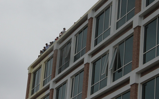 Rất nhiều người chạy lên tầng trên cùng để tránh khói, lửa Rất nhiều người chạy lên tầng trên cùng để tránh khói, lửa