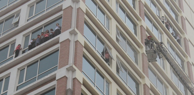 Nhiều người bị mắc kẹt phía trên. Nhiều người bị mắc kẹt phía trên.