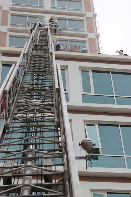 Mọi người xếp hàng để được cẩu xuống Mọi người xếp hàng để được cẩu xuống