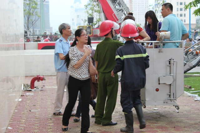 Vẻ mặt hoảng loạn, sợ hãi của người dân khi được đưa xuống dưới. Vẻ mặt hoảng loạn, sợ hãi của người dân khi được đưa xuống dưới.