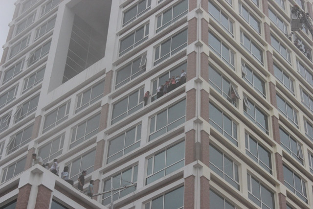Khói từ tầng 1 bốc lên cả tòa nhà chìm trong khói, mọi người phải chèo ra ban công chờ giải cứu. Khói từ tầng 1 bốc lên cả tòa nhà chìm trong khói, mọi người phải chèo ra ban công chờ giải cứu.