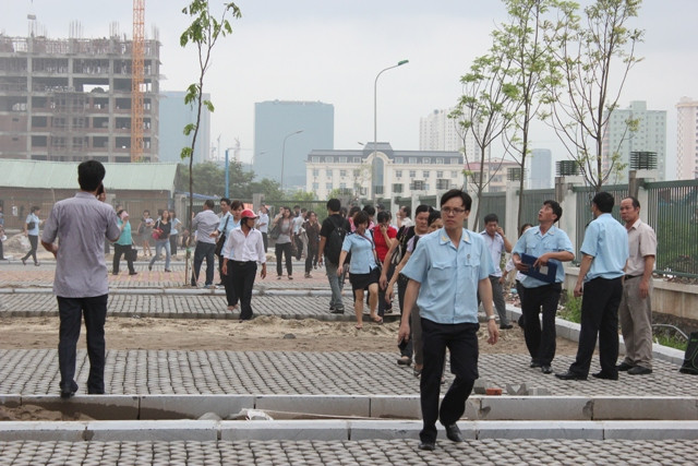 Nhiều người hiếu kỳ đến xem Nhiều người hiếu kỳ đến xem