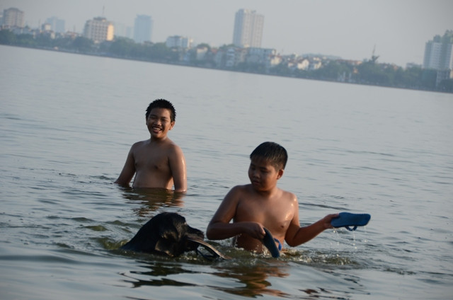 Vui đùa dưới nước cùng các bạn nhỏ. Vui đùa dưới nước cùng các bạn nhỏ.