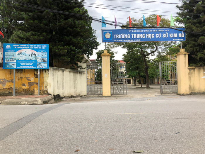 Ngoài trường Trung học cơ sở Kim Nỗ, Phòng Giáo dục huyện Đông Anh còn cho rà soát lại tất cả các trường trên địa bàn về việc dạy thêm. Ảnh: Trung Dũng Ngoài trường Trung học cơ sở Kim Nỗ, Phòng Giáo dục huyện Đông Anh còn cho rà soát lại tất cả các trường trên địa bàn về việc dạy thêm. Ảnh: Trung Dũng
