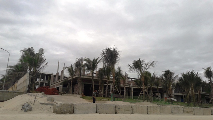 Ngoài việc xây dựng không phép, sai phép, chủ đầu tư dự án đã lấn biển trái phép hàng ngàn mét vuông. Ảnh: TT