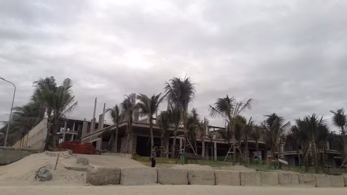 Ngoài việc xây dựng không phép, sai phép, chủ đầu tư dự án đã lấn biển trái phép hàng ngàn mét vuông. Ảnh: TT