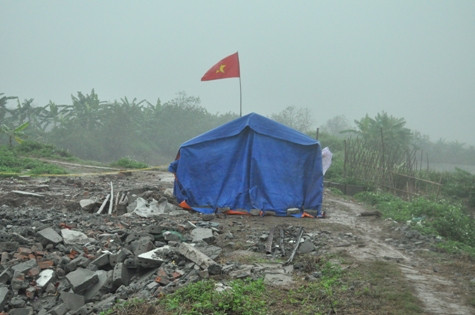 Căn nhà của ông Quý đã bị phá hủy và vợ ông phải sống trong căn lều dựng tạm này (Ảnh: Tuấn Nam) Căn nhà của ông Quý đã bị phá hủy và vợ ông phải sống trong căn lều dựng tạm này (Ảnh: Tuấn Nam)