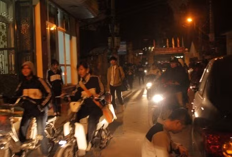 Cảnh tan học lúc hơn 7h tối tại trường cấp 3 Yên Hòa, Cầu Giấy, HN. (Ảnh: Minh Thùy).