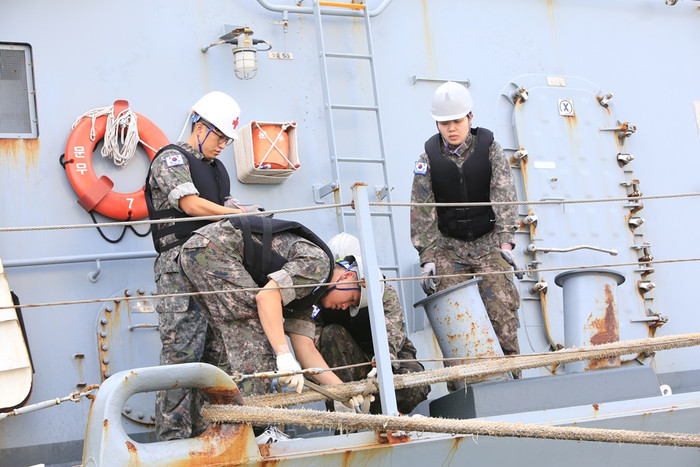 Trong số 302 thủy thủ đoàn thì có nhiều thành viên là nữ giới.