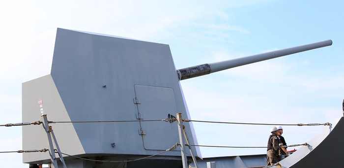 Hải pháo của tàu khu trục DDH 979.