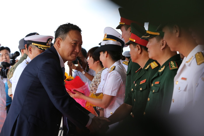 302 thủy thủ và sĩ quan tàu khu trục Hàn Quốc được đón tiếp tại chân cầu cảng Tiên Sa.