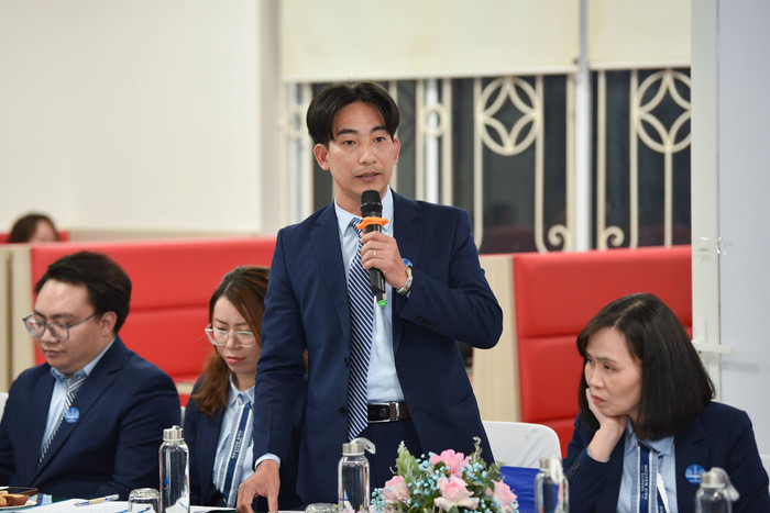 Thầy Tuấn, giáo viên Vật lý - Tổ trưởng Tổ Khoa học Tự nhiên Trường Nguyễn Siêu (ảnh: Thế Đại) Thầy Tuấn, giáo viên Vật lý - Tổ trưởng Tổ Khoa học Tự nhiên Trường Nguyễn Siêu (ảnh: Thế Đại)