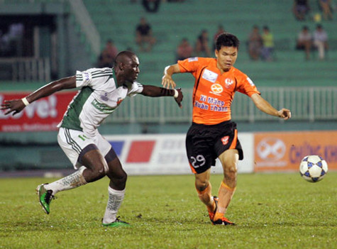 Một cầu thủ 27 tuổi như Minh Chuyên (phải) cũng rẽ sang một nghề khác. Ảnh: A.N Một cầu thủ 27 tuổi như Minh Chuyên (phải) cũng rẽ sang một nghề khác. Ảnh: A.N