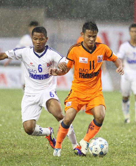 Năm ngoái Ninh Thuận (trái) đã mượn nguyên một đội U21 để thi đấu ở VCK U21 QG. Ảnh: Quang Nhựt