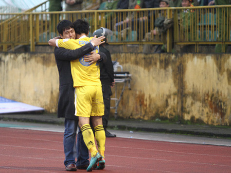 Công Vinh suýt bật khóc khi ghi bàn cho SLNA Công Vinh suýt bật khóc khi ghi bàn cho SLNA