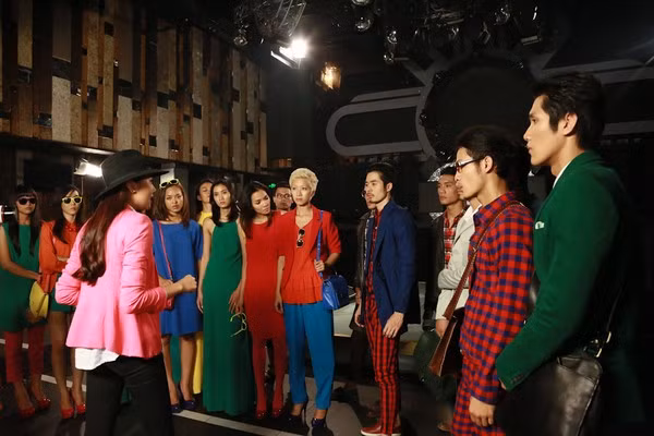 Trang phục của các thí sinh trong phần thử thách đầu tiên theo tông màu sặc sỡ, color block bắt mắt.