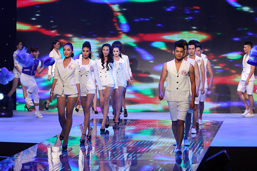 Màn chào sân của các thí sinh