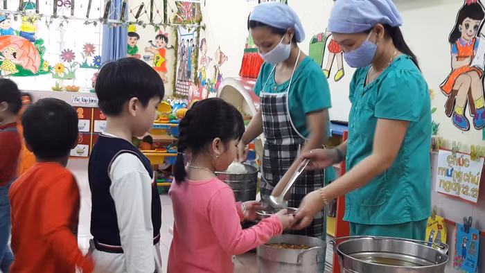 Đà Nẵng đề nghị phụ huynh tham gia giám sát an toàn thực phẩm tại các trường học. Ảnh: AN