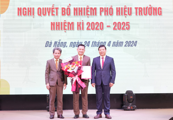 Phó Giáo sư, Tiến sĩ Nguyễn Văn Hiếu, Trưởng Khoa Vật lý, giữ chức vụ Phó Hiệu trưởng Trường Đại học Sư phạm - Đại học Đà Nẵng nhiệm kỳ 2020 – 2025 Bo nhiem PHT )03.jpg