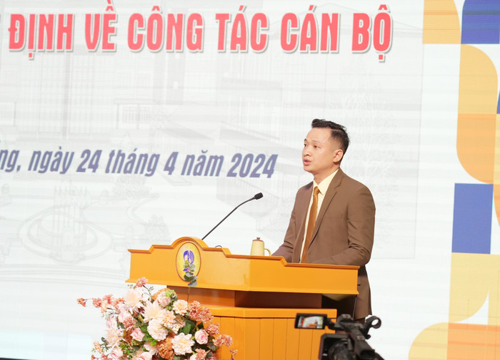 Tân Phó Hiệu trưởng Nguyễn Văn Hiếu có trình độ tiến sĩ từ năm 2014, chuyên ngành Vật lý lý thuyết – Vật lý toán và được công nhận là Phó Giáo sư năm 2017 Bo nhiem PHT )08.jpg