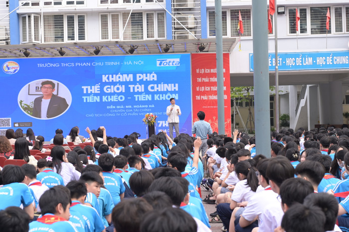 Ngày 15/4, Trường THCS Phan Chu Trinh (Hà Nội) phối hợp cùng ứng dụng Totta tổ chức chương trình “Khám phá thế giới tài chính: Tiền khéo - tiền khôn”. DSC_8585.JPG