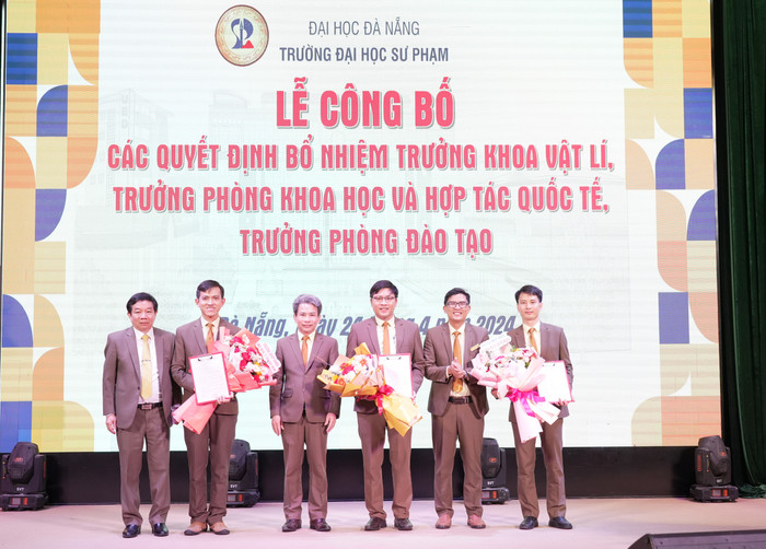 Trường Đại học Sư phạm – Đại học Đà Nẵng đã công bố các quyết định bổ nhiệm Trưởng phòng Phòng Đào tạo; Trưởng phòng Phòng Khoa học và Hợp tác quốc tế và Trưởng khoa Khoa Vật lý Bo nhiem cac truong phong_khoa.jpg